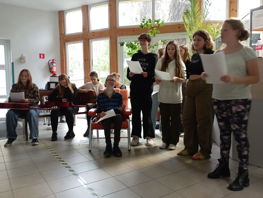 Młodzież śpiewa i gra na gitarach