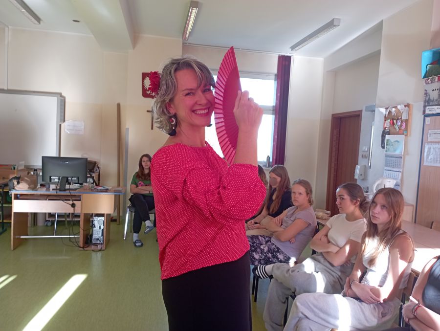 Pani Anna Szuta tańcząca flamenco z wachlarzem