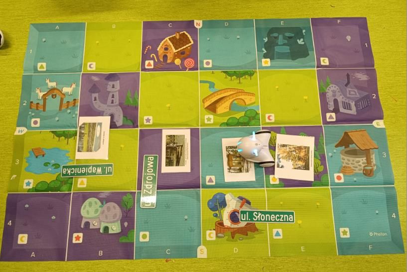 Mata do kodowania, na której znajduje się robot Photon wraz ze zdjęciami fauny i flory Jaworza oraz ulicy Słonecznej, Zdrojowej i Wapienckiej.