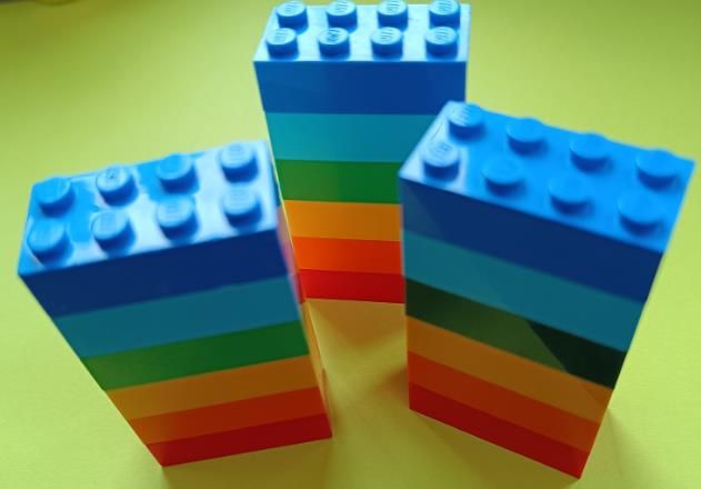 Trzy zestawy po 6 klocków LEGO.