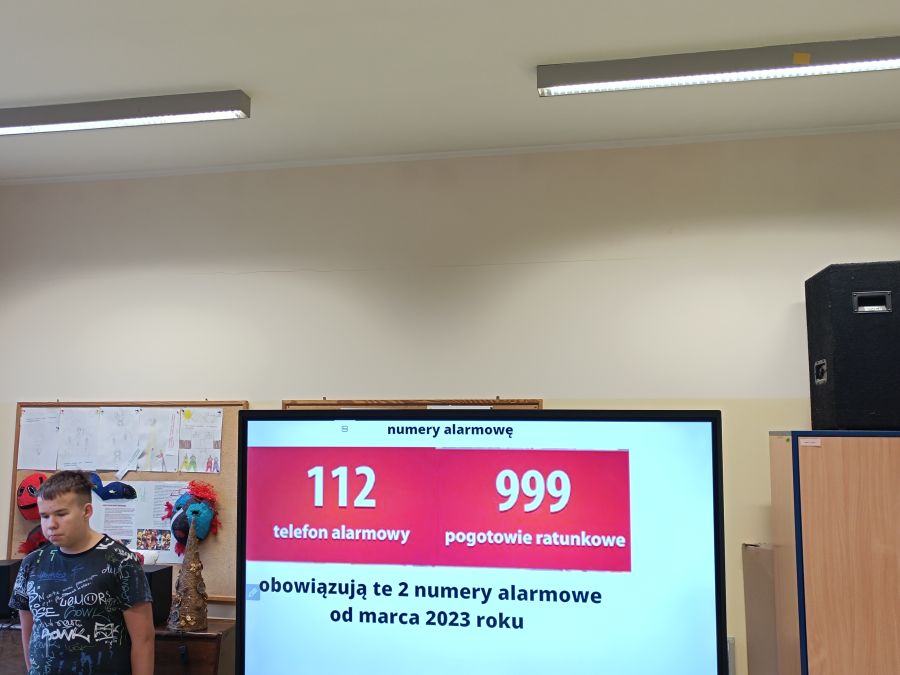 Prelekcja o działalności w Młodzieżowej Drużynie Pożarniczej i zasadach BHP niezbędnych podczas ferii zimowych 2024 - zwrócenie uwagi na numery alarmowe obowiązujące od marca 2023 r. - 112 telefon alarmowy, 999 pogotowie ratunkowe.