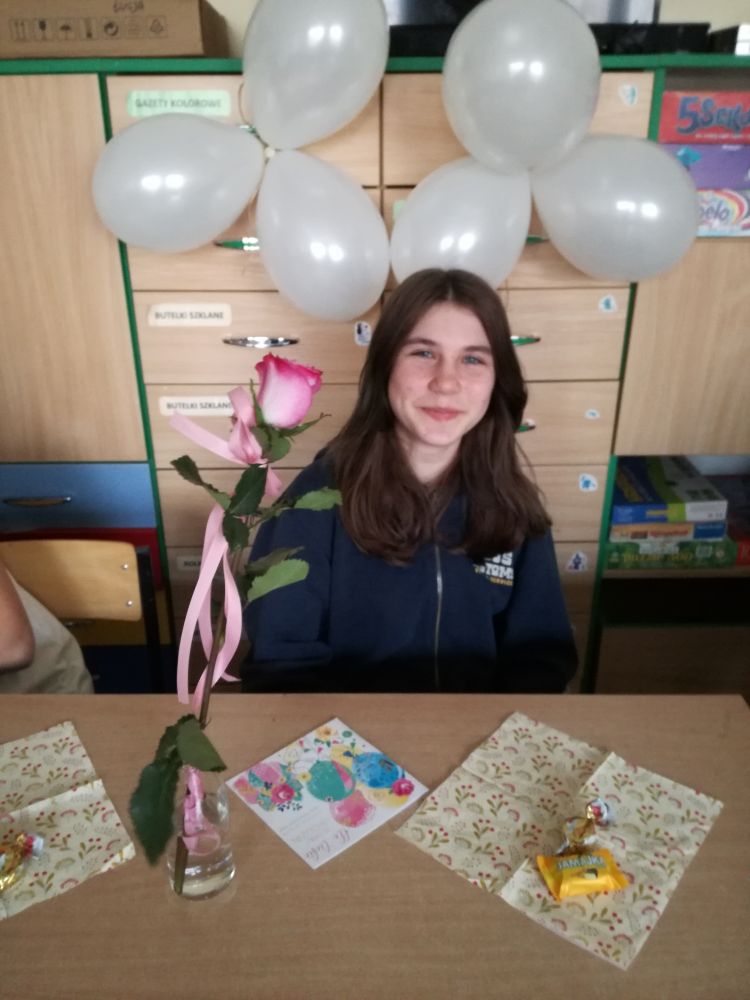 Urodzinowe spotkanie przy stole.