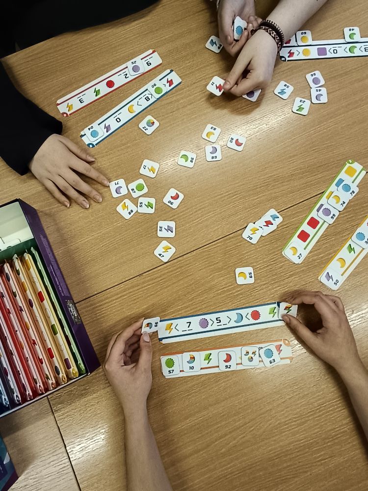 Uczniowie grają w gry planszowe.