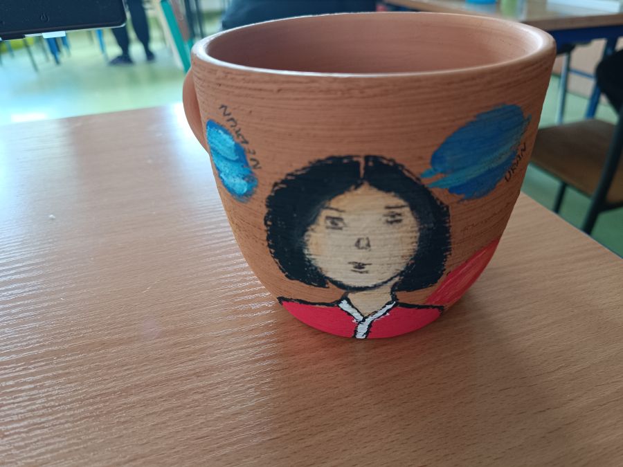 Mikołaj Kopernik namalowany na glinianym kubku.