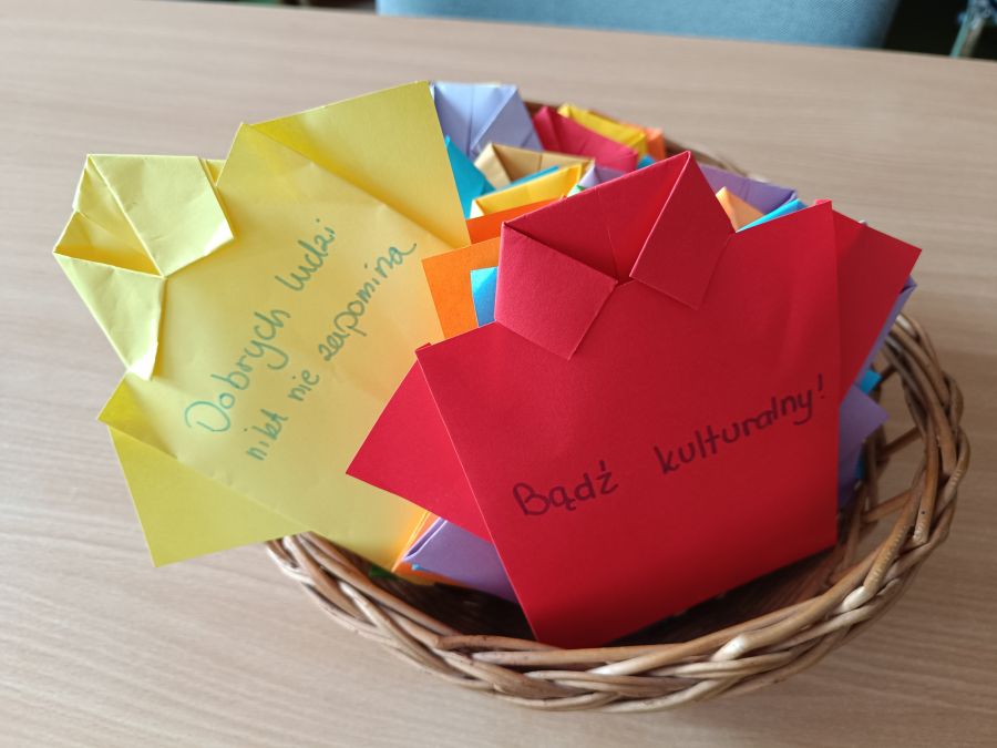 Przygotowane przez uczniów techniką origami kartki w kształcie koszulek z sentencjami dotyczącymi kształtowania dobra.