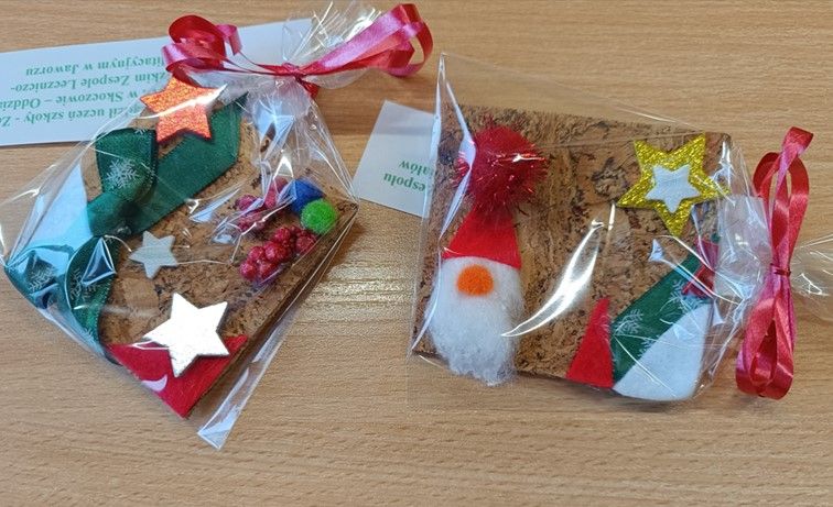 Mikołajkowe magnesy z korka ściennego - z bilecikiem Przygotował i sporządził uczeń szkoły Zespołu Szkół Specjalnych w Skoczowie – Oddziałów w Beskidzkim Zespole Leczniczo-Rehabilitacyjnym w Jaworzu. 