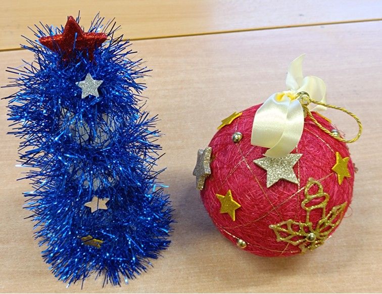 Ozdoby - choinka i bombka wykonane na kiermasz świąteczny 'Galerii Sztuki na Zdrojowej' w Jaworzu.