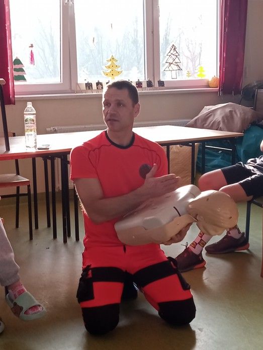  Warsztaty pt.: „Udzielanie pierwszej pomocy przedmedycznej w łańcuchu przeżycia” z udziałem ratownika medycznego.