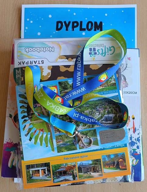 Dyplom - uzyskanie, przez uczennicę klasy VII, I miejsca w Międzyszkolnym Konkursie Plastycznym „Zimowy pejzaż”.