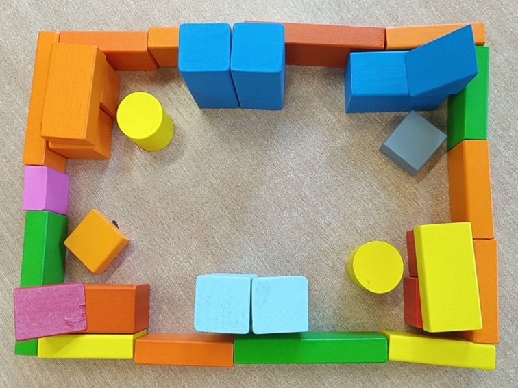 Projekt pokoju 3D z drewnianych klocków.