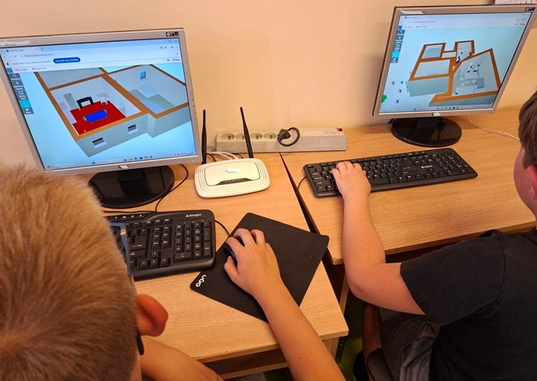 Uczniowie projektujący domy i ogrody -  utrwalają w praktyce wiadomości z zakresu skali na planie, figur i brył geometrycznych. Uczą się przez praktyczne działanie.