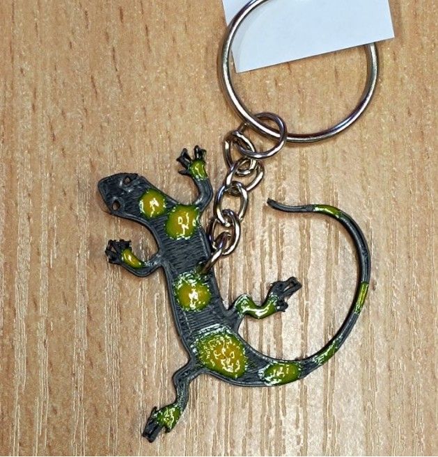 Breloczek 3D w kształcie jaworzańskiej salamandry.
