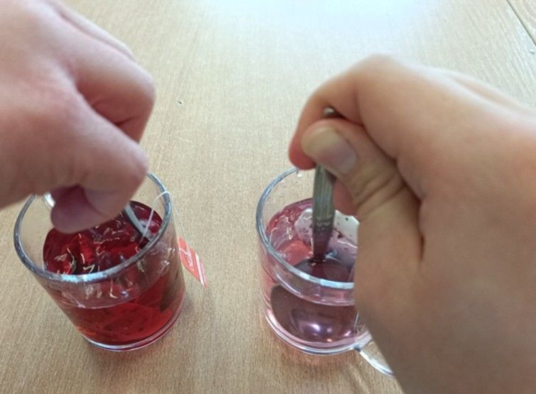 Doświadczenie - mieszanie herbaty z wodą ciepłą i zimną oraz analiza jego przebiegu - w obu naczyniach z inną prędkością.