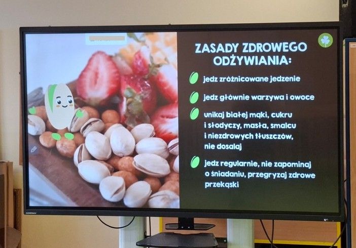 Korzystanie z zasobów cyfrowych w ramach zajęć z wychowawcą w liceum – ogadanie filmu dotyczącego zasad zdrowego odżywania. Prezentacja zasady zdrowego odżywania: jedz zróżnicowane jedzenie, jedz głównie warzywa i owoce, unikaj białej mąki, cukru i słodyczy, masła, smalcu i niezdrowych tłuszczów, nie dosalaj, jedz regularnie, nie zapominaj o śniadaniu, przegryzaj zdrowe przekąski. 