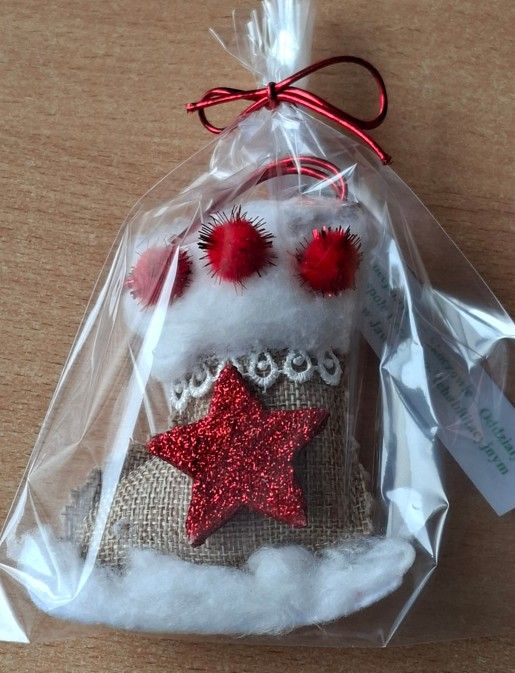 But na choinkę z materiału, waty, pomponów i koronki z bilecikiem z napisem Zespół Szkół Specjalnych w Skoczowie – Oddziały w Beskidzkim Zespole Leczniczo-Rehabilitacyjnym w Jaworzu.