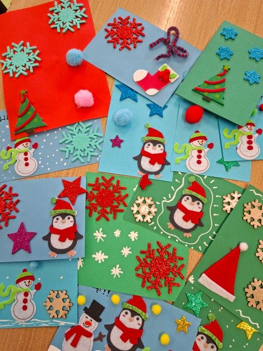 Wykonane kartki dla Rodaków zamieszkałych poza granicami naszego kraju - z choinką, namalowanymi gwiazdkami, pomponami w kształcie bombek, bałwankami i gwiazdkami z drewna.