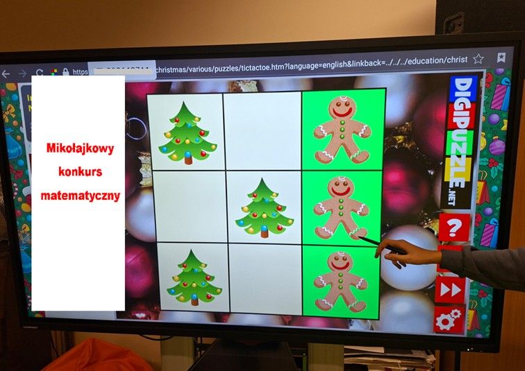 Mikołajkowy konkurs matematyczny - gra w kółko i x - wygrywa ten z graczy, który jako pierwszy pionowo, poziomu lub na ukos ułoży trzy choinki lub trzy pierniczki, na platformie Digipuzzle.