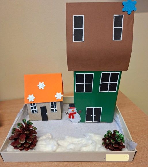 Projekt miasta - wykonany z brył graniastosłupów i drzew z szyszek. Przedstawia obraz zimy w mieście.