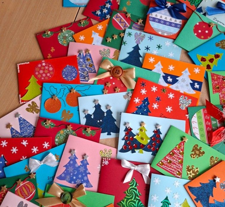 Świąteczne zaproszenia dla jaworzańskich Seniorów - wykonane z papieru kolorowego, cekinów, guzików, wstążek, sznurków - udekorowane choinki i bombki.