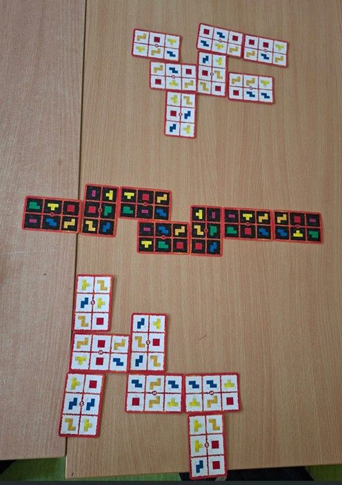 Układanie obok siebie kart z figurami geometrycznymi mającymi taki sam kształt, kolor i wielkość.