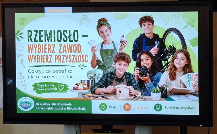 Temat prelekcji Rzemiosło - wybierz zawód, wybierz przyszłość. Prezentacja przedstawiająca zawody - zawód kucharza, mechanika rowerowego, stolarza, fotografa i malarza. Odkryj, co potrafisz i kim możesz zostać. Twoje talenty, Twoja przyszłość. Beskidzka Izba Rzemiosła i Przedsiębiorczości w Bielsku-Białej – Pasja, Praktyka i Pomysł na przyszłość.