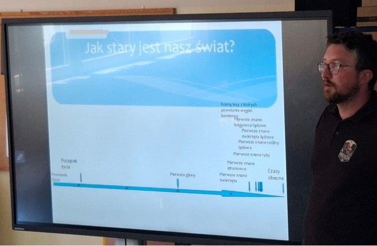 Prezentacja historii życia na Ziemi - Jak stary jest nasz świat? Oś – Poczatek życia – Powstanie Ziemi, Pierwsze glony, Rosną lasy, z których powstaje węgiel kamienny, Pierwsze znane kręgowce lądowe, Pierwsze znane zwierzęta lądowe, Pierwsze znane ryby, Pierwsze znane strunowce, Pierwsze znane zwierzęta, Czasy obecne.                                 
